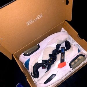 Only wore one time , to try on ‼️ Never went outside in Good condition ‼️